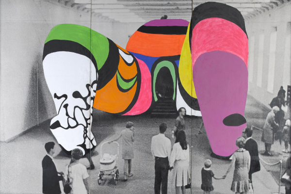 Sculpture Hon (femme sur le dos) en couleurs avec visiteurs au premier plan en noir et blanc