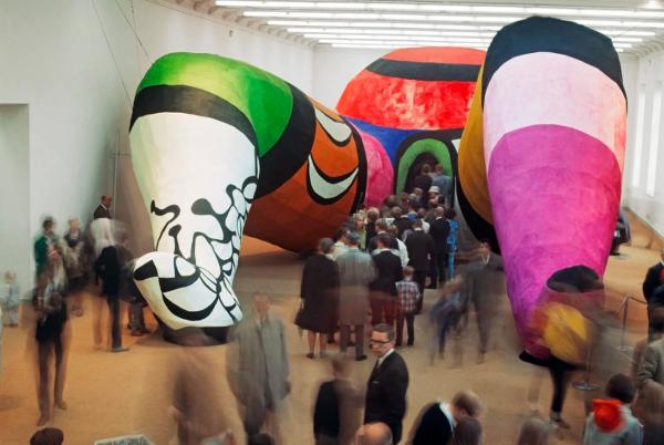 Vue de la sculpture "Hon" avec du public