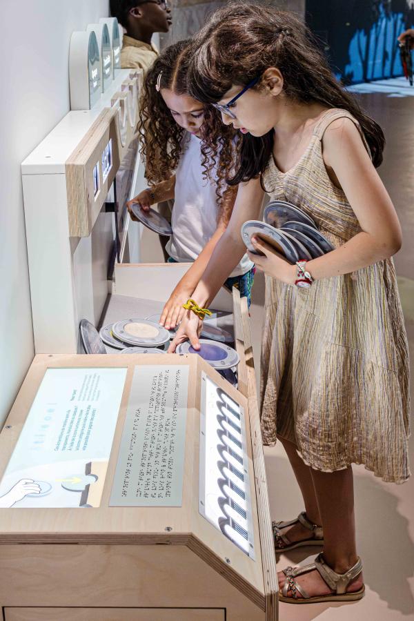 Enfants jouant dans l'exposition Transparence